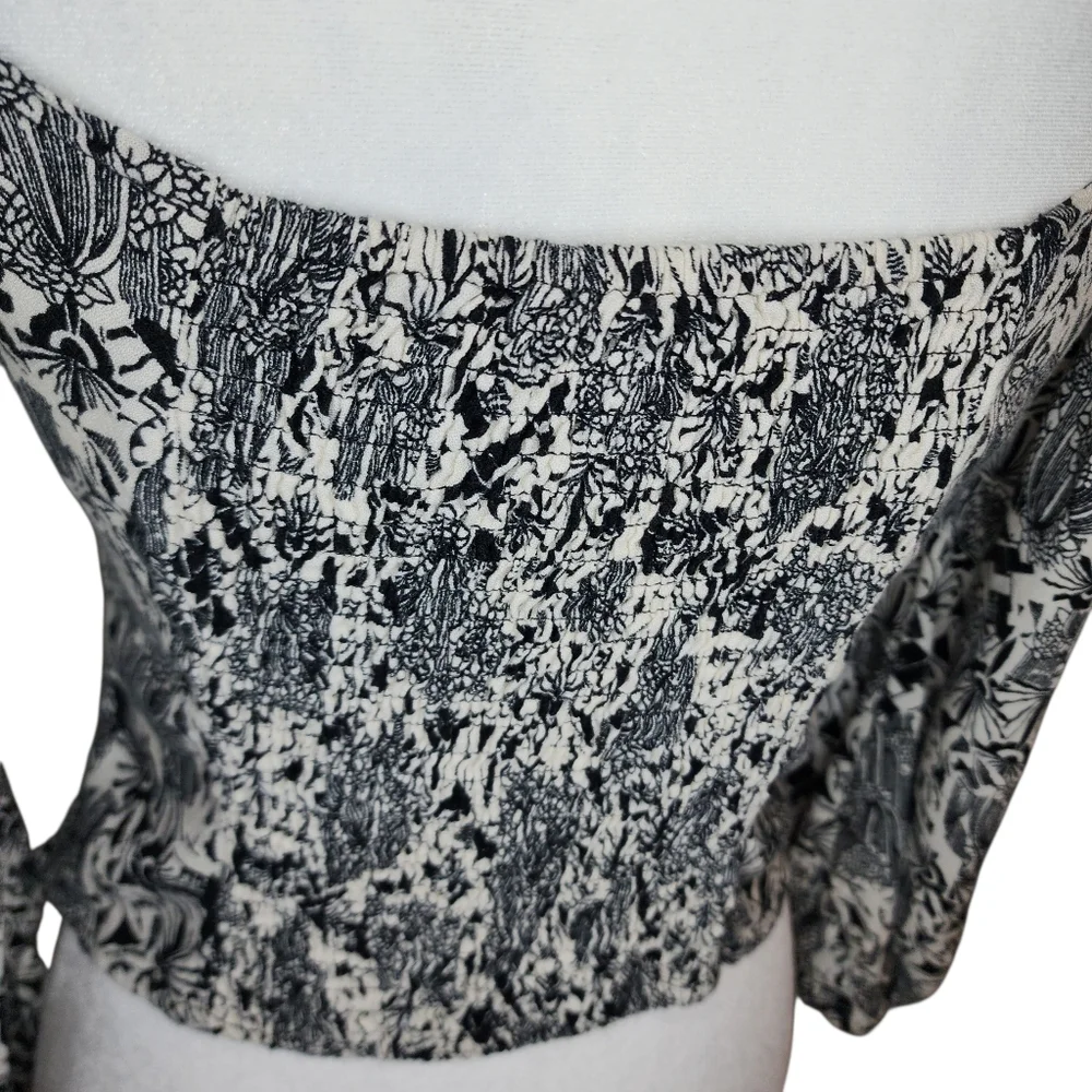ASTR Smocked Corset Floral Top Square Neck Puff Sleeve Black White Size Medium